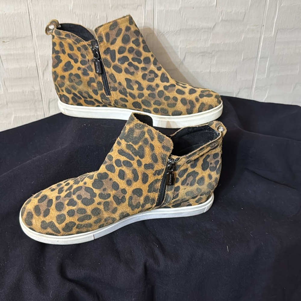 Blondo Women’s Georgette Waterproof Hidden Wedge Sneaker - Picture 2 of 5